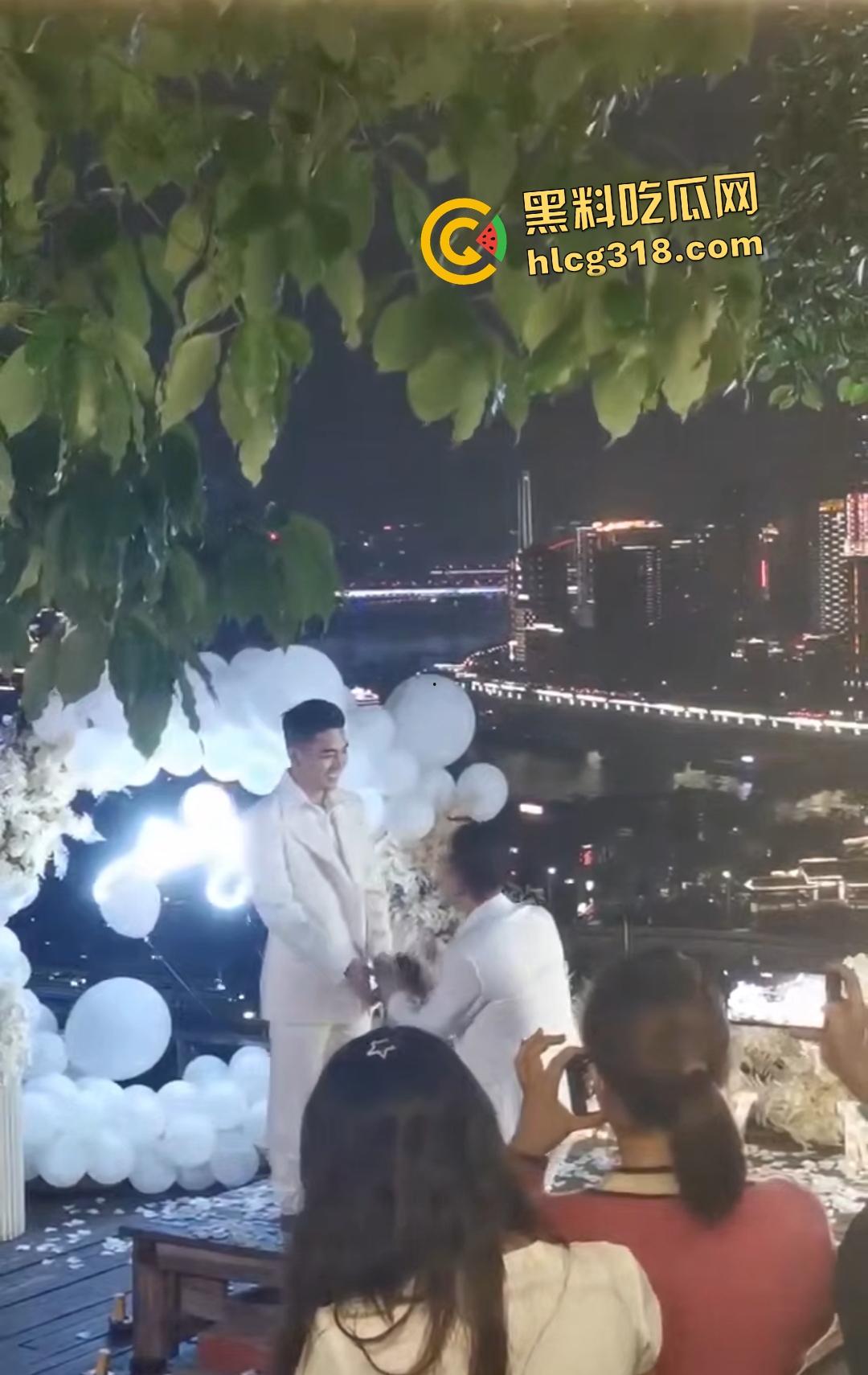 成都gay情侣白西装婚礼炸裂！亲朋好友围观拥抱亲嘴，包容度爆表还是直奔床榻吃鸡？  第3张