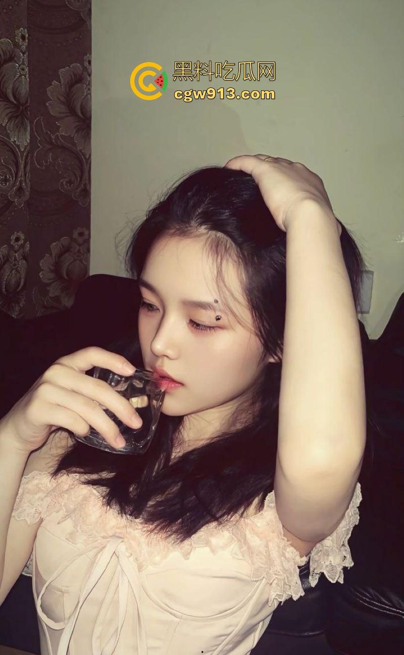 湖南唇钉反差小妹【刘语玮】调教视频曝光，性感唇钉示人，身材娇小，C杯酥胸勾魂，三根“JB”道具玩弄至高潮喷水！  第2张