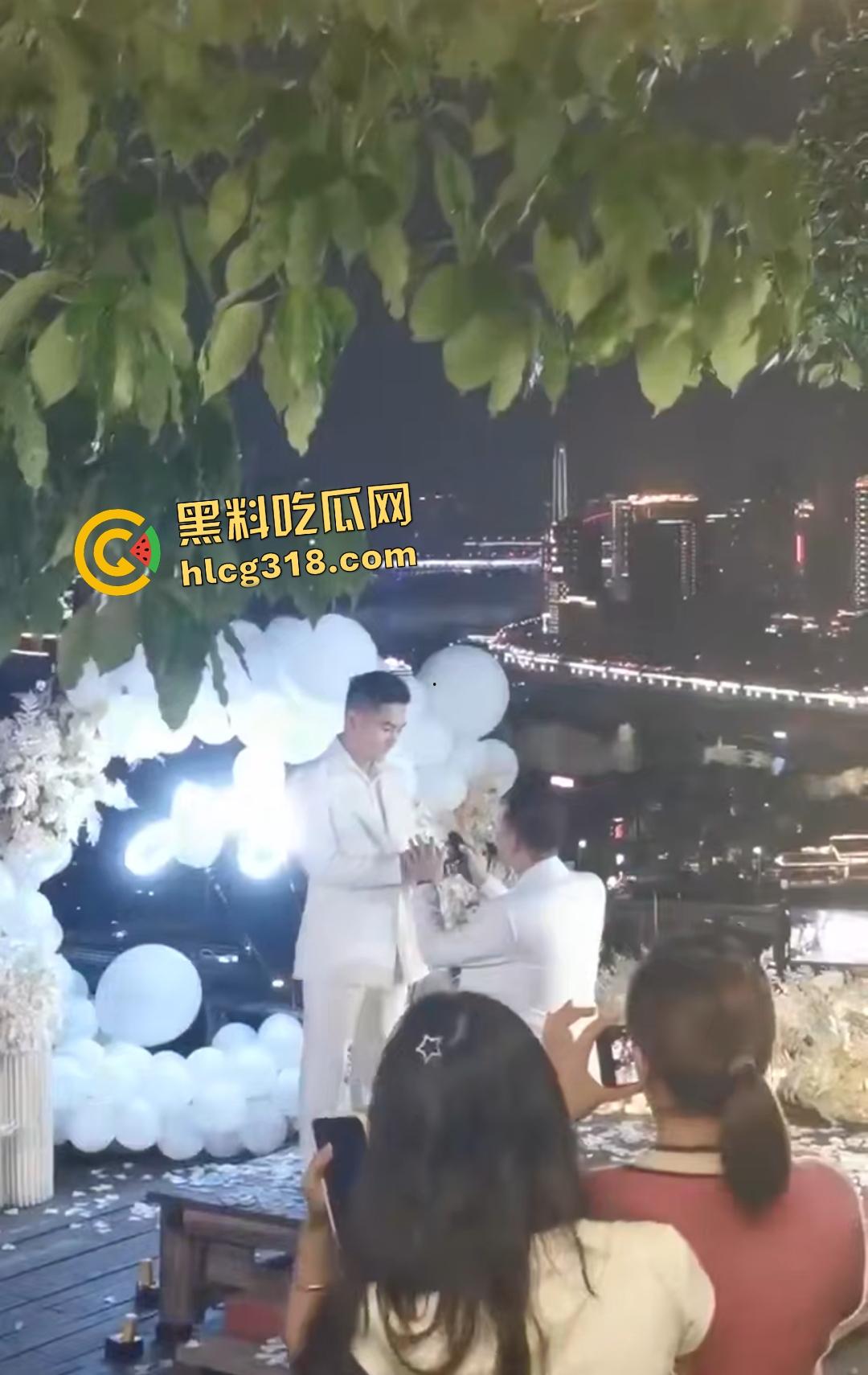 成都gay情侣白西装婚礼炸裂！亲朋好友围观拥抱亲嘴，包容度爆表还是直奔床榻吃鸡？  第4张