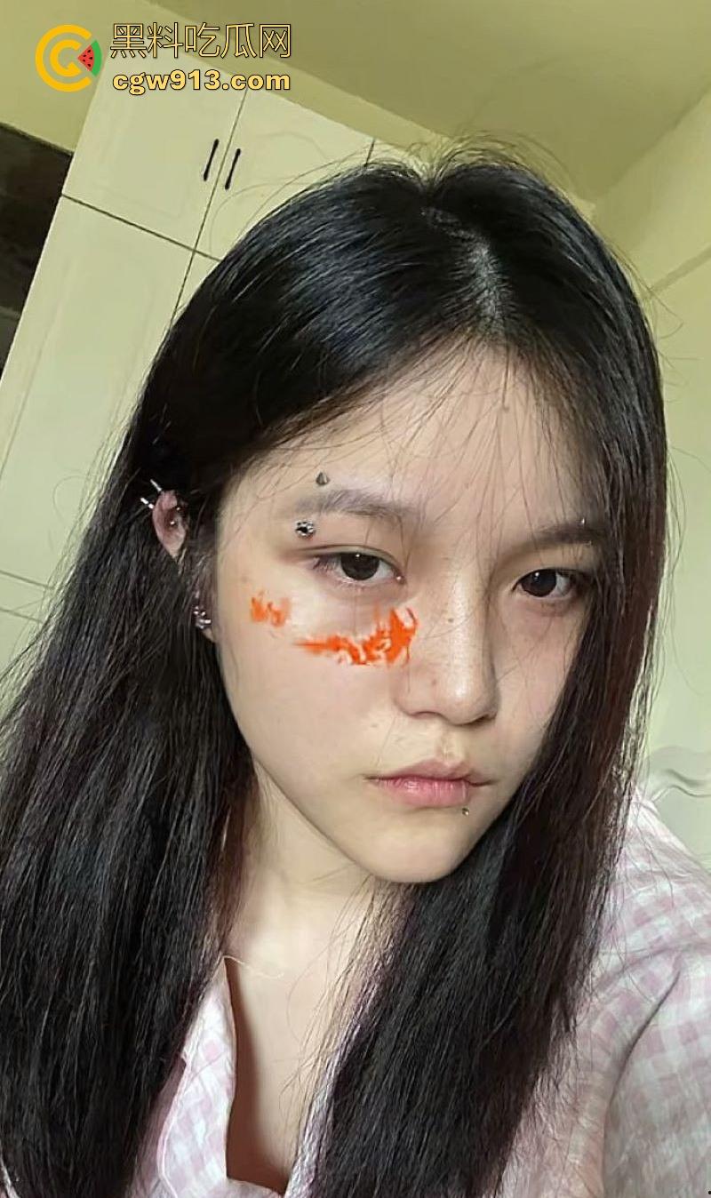 湖南唇钉反差小妹【刘语玮】调教视频曝光，性感唇钉示人，身材娇小，C杯酥胸勾魂，三根“JB”道具玩弄至高潮喷水！  第3张