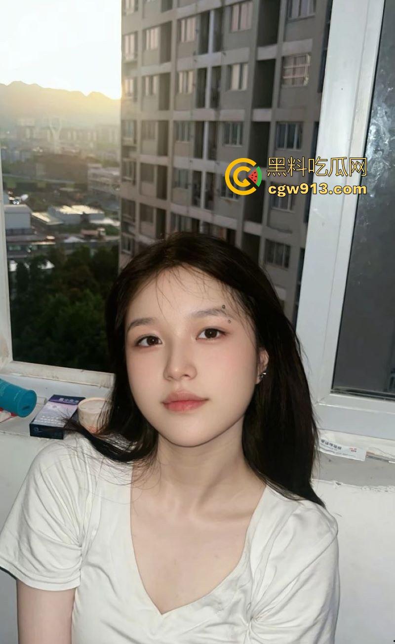 湖南唇钉反差小妹【刘语玮】调教视频曝光，性感唇钉示人，身材娇小，C杯酥胸勾魂，三根“JB”道具玩弄至高潮喷水！  第4张