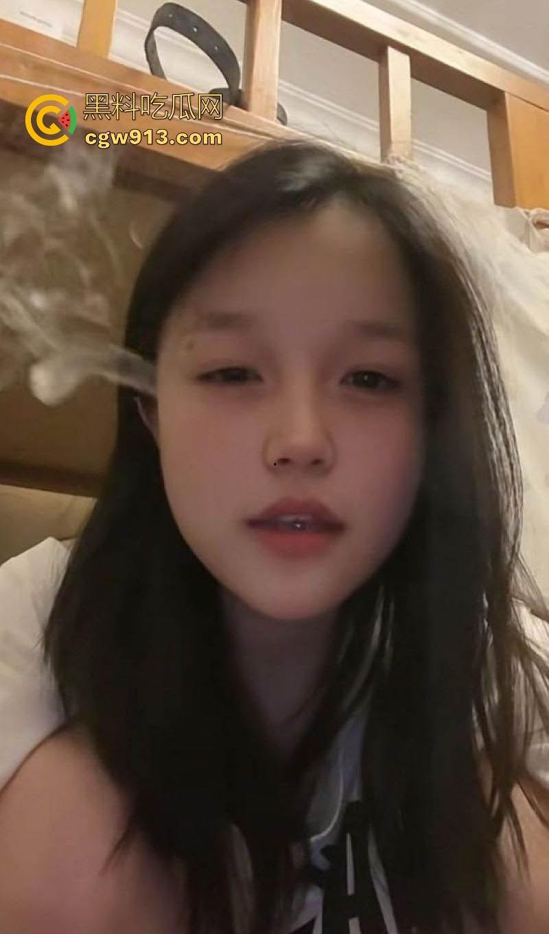 湖南唇钉反差小妹【刘语玮】调教视频曝光，性感唇钉示人，身材娇小，C杯酥胸勾魂，三根“JB”道具玩弄至高潮喷水！  第5张