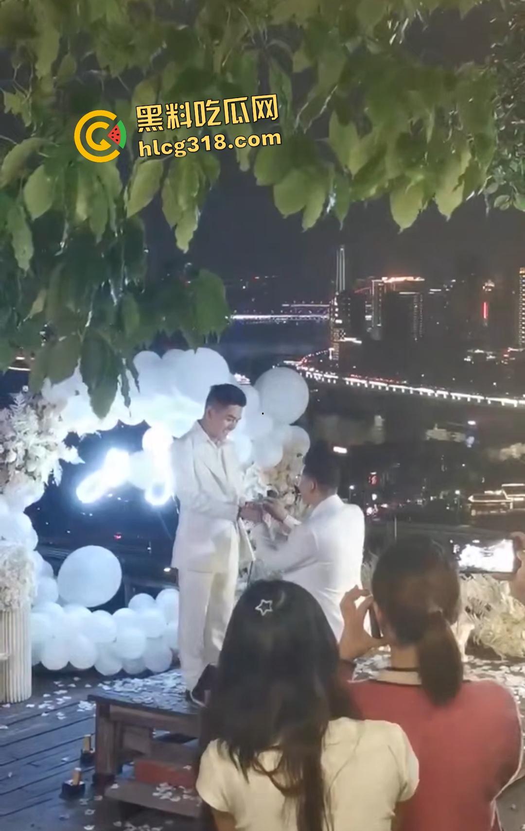 成都gay情侣白西装婚礼炸裂！亲朋好友围观拥抱亲嘴，包容度爆表还是直奔床榻吃鸡？  第5张