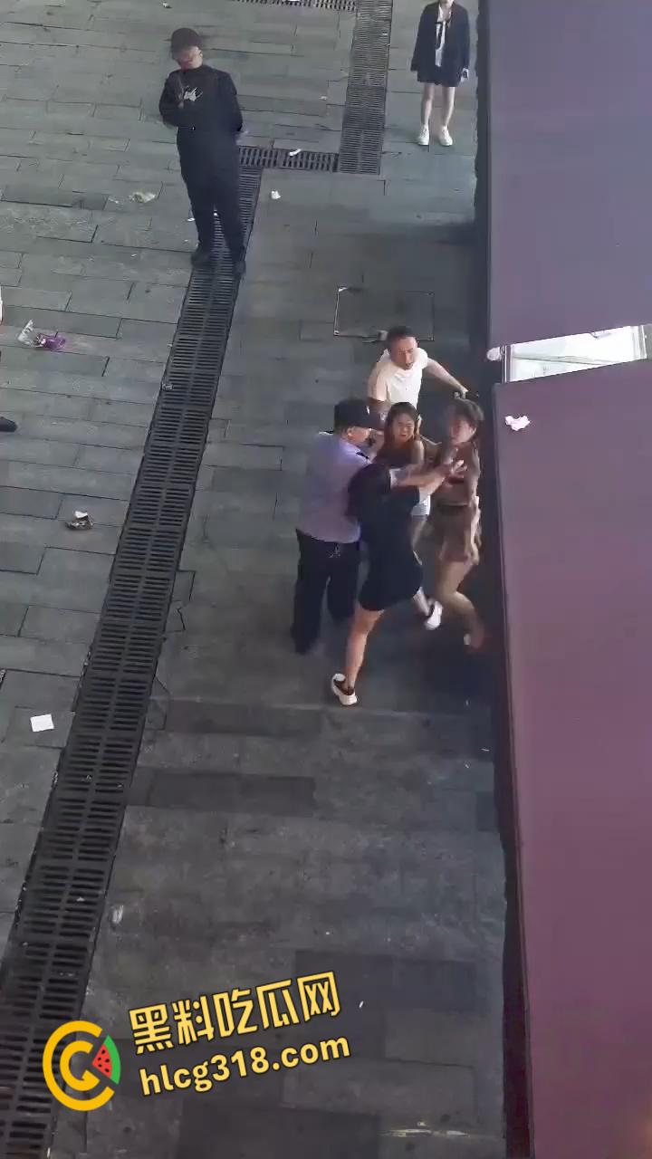 精神小妹街头撕逼大战，现场大奶子都打的一甩一甩的露出来了，毫不在意继续干瓜友们爱看！  第1张