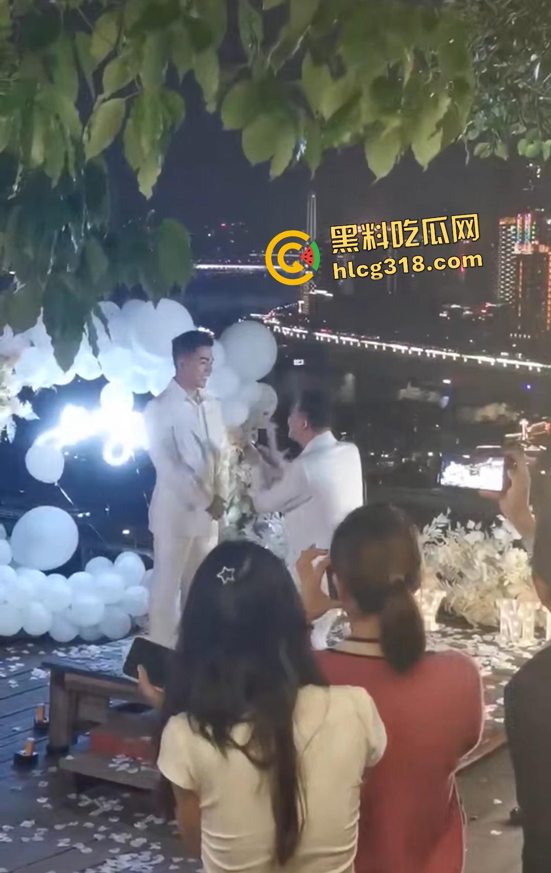 成都gay情侣白西装婚礼炸裂！亲朋好友围观拥抱亲嘴，包容度爆表还是直奔床榻吃鸡？  第6张