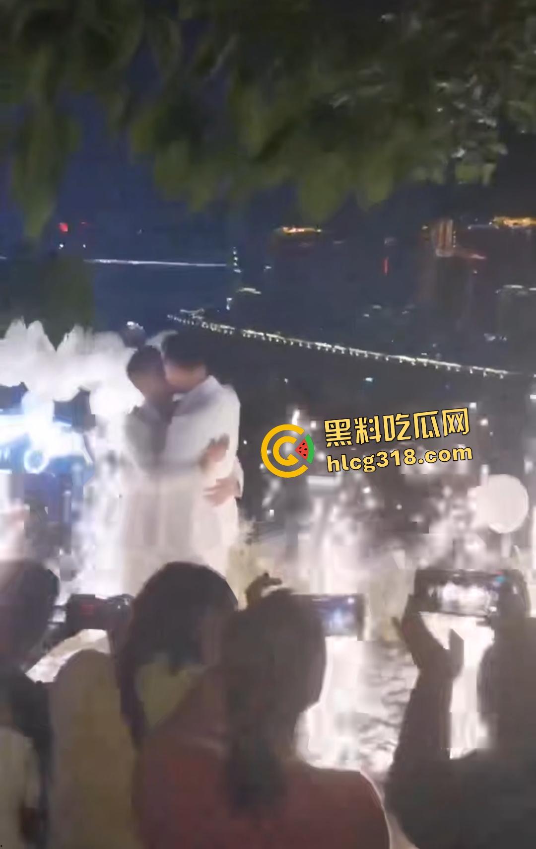成都gay情侣白西装婚礼炸裂！亲朋好友围观拥抱亲嘴，包容度爆表还是直奔床榻吃鸡？  第7张