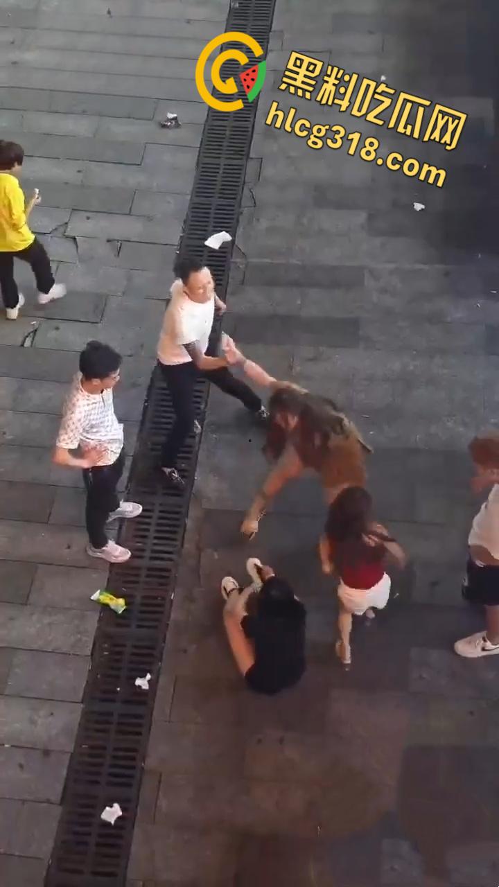 精神小妹街头撕逼大战，现场大奶子都打的一甩一甩的露出来了，毫不在意继续干瓜友们爱看！  第4张