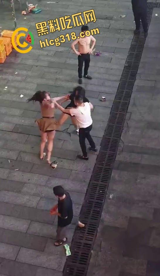 精神小妹街头撕逼大战，现场大奶子都打的一甩一甩的露出来了，毫不在意继续干瓜友们爱看！  第5张