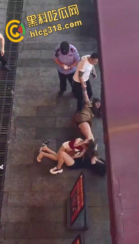 精神小妹街头撕逼大战，现场大奶子都打的一甩一甩的露出来了，毫不在意继续干瓜友们爱看！  第6张