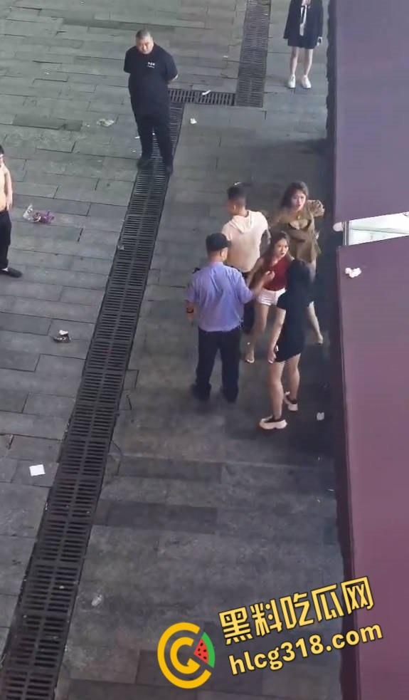 精神小妹街头撕逼大战，现场大奶子都打的一甩一甩的露出来了，毫不在意继续干瓜友们爱看！  第7张