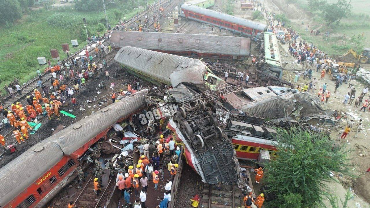 印度列车脱轨现场视频曝光，尸横遍野，尸体堆满整个仓库  第1张