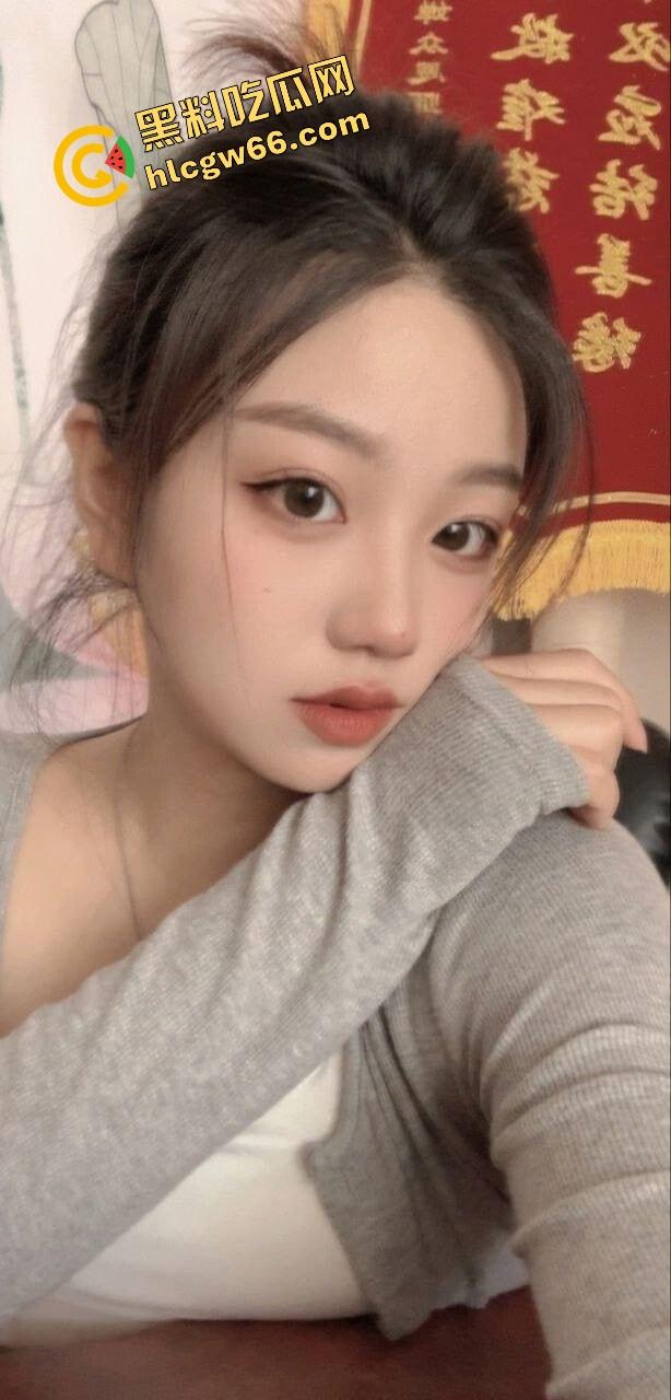 音乐老师嘴巴比喇叭还灵武汉【张小岚】楼道玩口爆，微信附近人撩到的骚货，25岁女老师夜里吞精爽出！  第4张