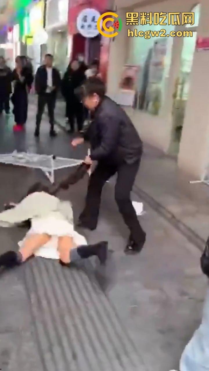 河南焦作美甲店老板娘与顾客发生口角当街扭打 娇小身敌不过彪悍大妈被打成狗了 看完视频只能说活该  第1张