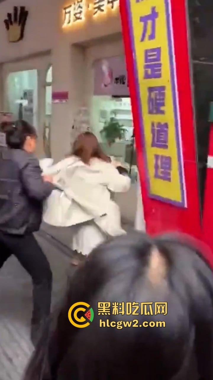 河南焦作美甲店老板娘与顾客发生口角当街扭打 娇小身敌不过彪悍大妈被打成狗了 看完视频只能说活该  第2张