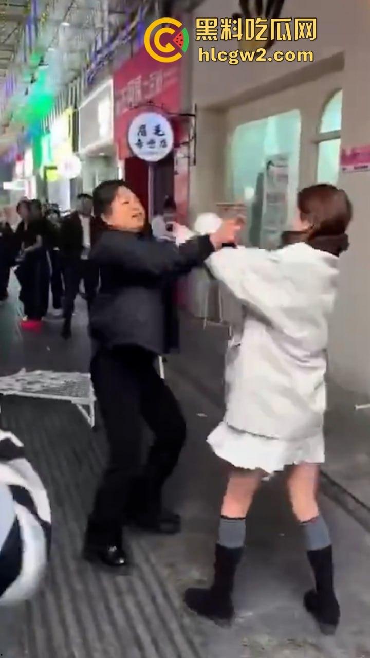 河南焦作美甲店老板娘与顾客发生口角当街扭打 娇小身敌不过彪悍大妈被打成狗了 看完视频只能说活该  第3张