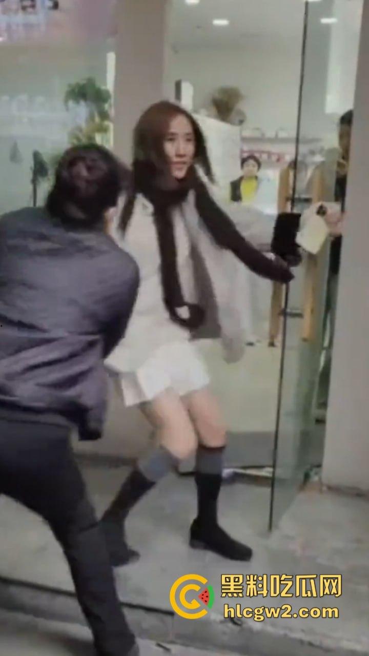 河南焦作美甲店老板娘与顾客发生口角当街扭打 娇小身敌不过彪悍大妈被打成狗了 看完视频只能说活该  第4张