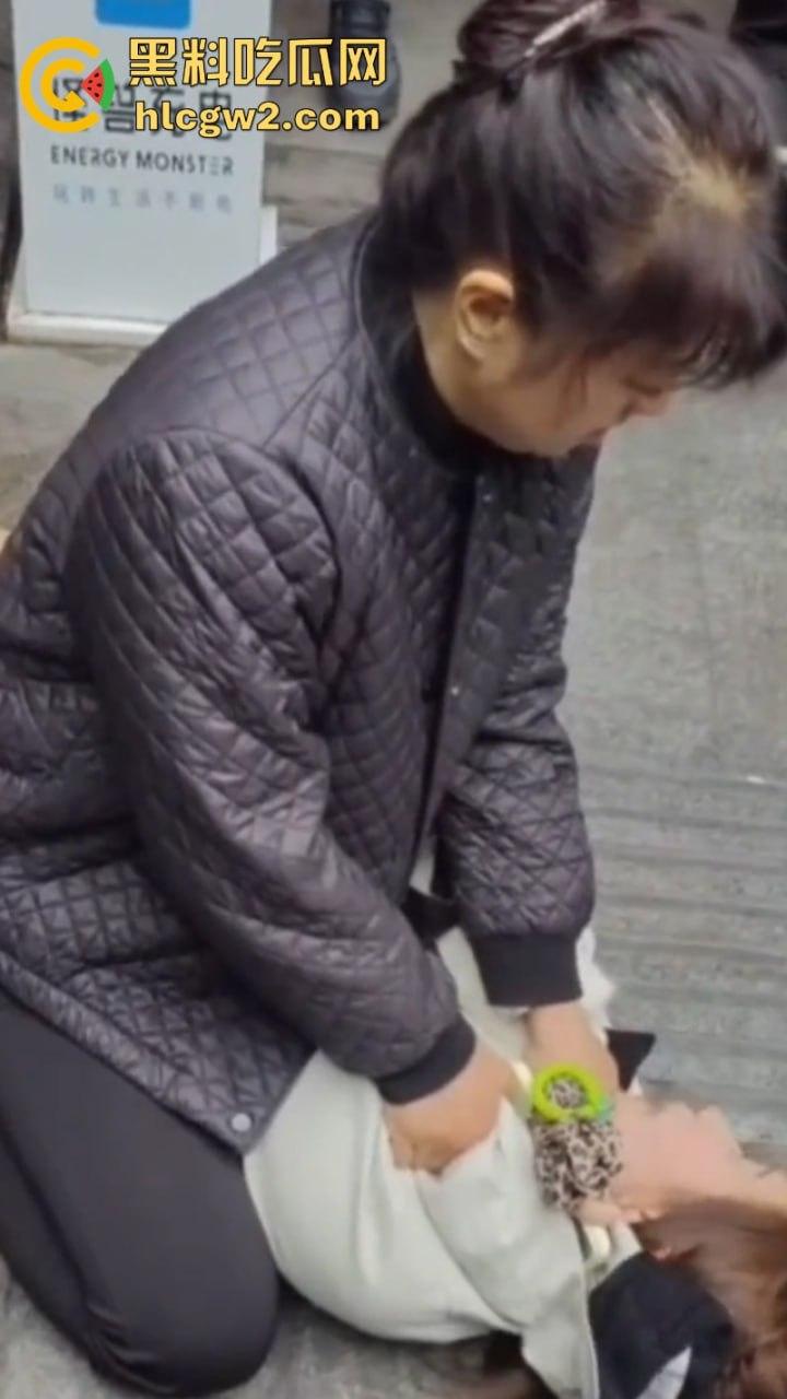 河南焦作美甲店老板娘与顾客发生口角当街扭打 娇小身敌不过彪悍大妈被打成狗了 看完视频只能说活该  第5张