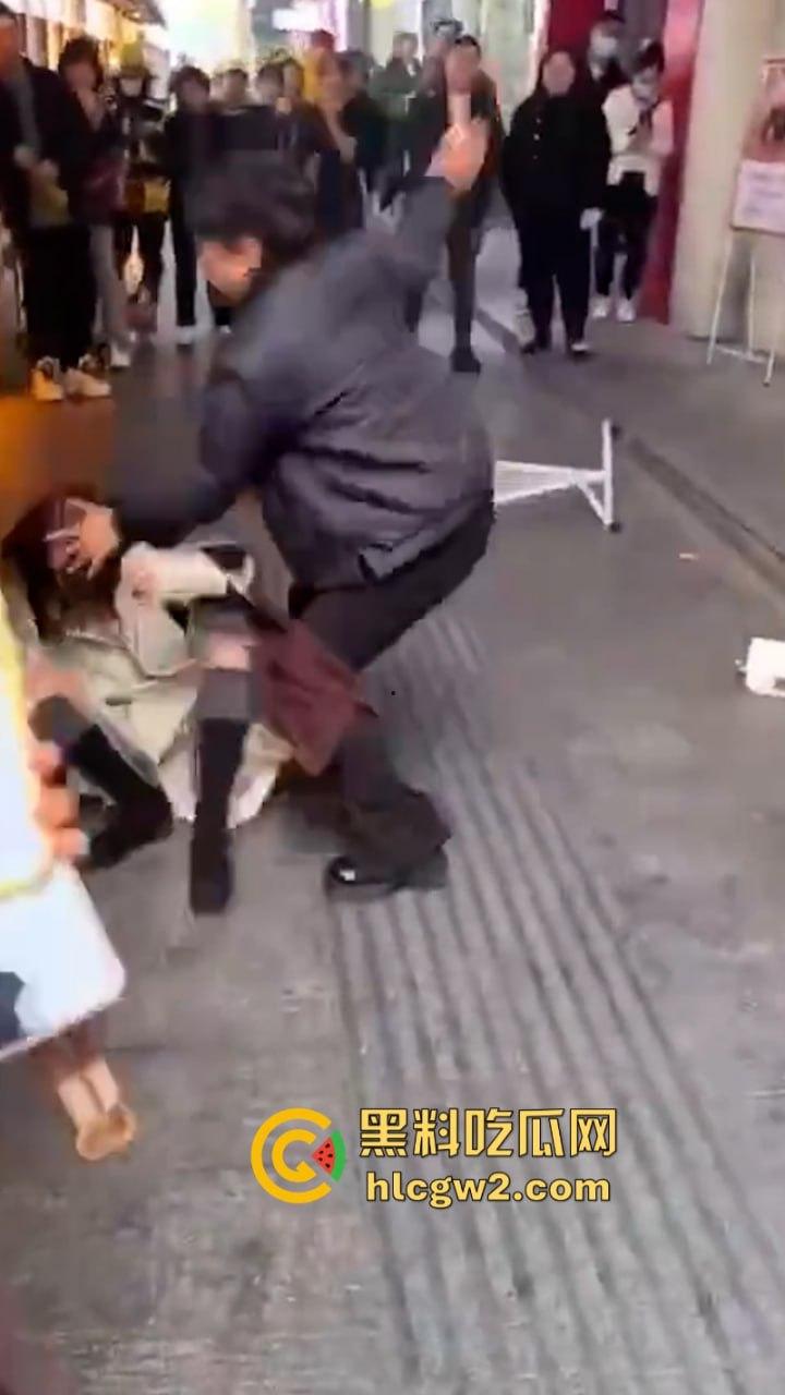 河南焦作美甲店老板娘与顾客发生口角当街扭打 娇小身敌不过彪悍大妈被打成狗了 看完视频只能说活该  第6张