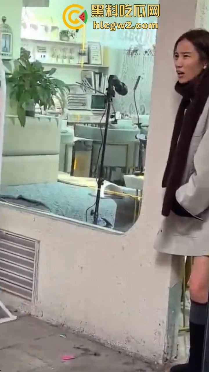 河南焦作美甲店老板娘与顾客发生口角当街扭打 娇小身敌不过彪悍大妈被打成狗了 看完视频只能说活该  第8张