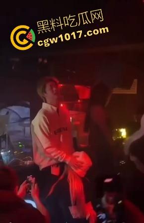 湖南长沙骑士酒吧又玩出新高度，女DJ现场给富二代口交，暴力深喉输出，还当众后入，卧槽玩这么刺激的吗！！  第4张