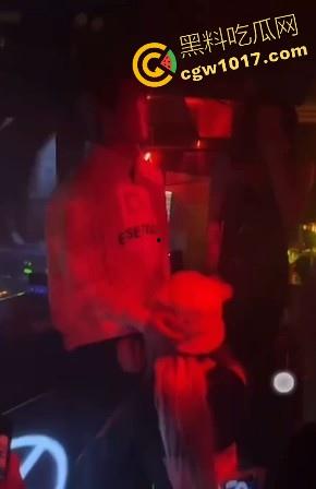 湖南长沙骑士酒吧又玩出新高度，女DJ现场给富二代口交，暴力深喉输出，还当众后入，卧槽玩这么刺激的吗！！  第5张