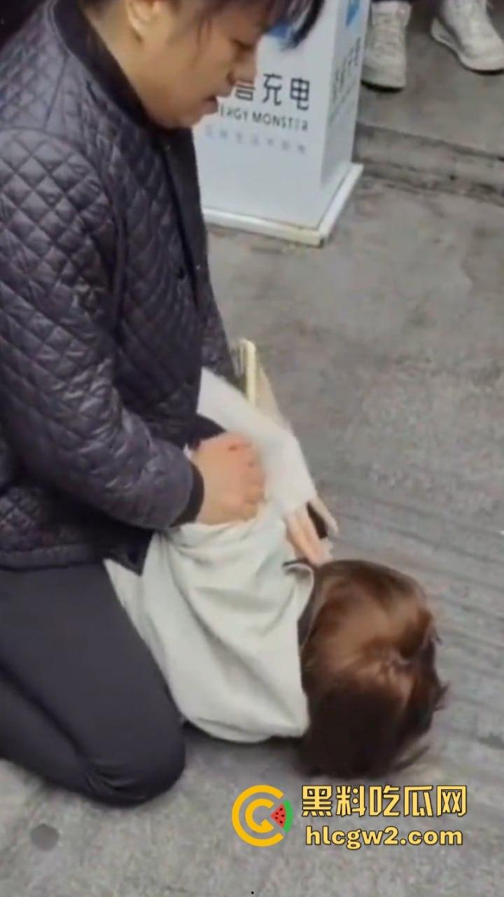 河南焦作美甲店老板娘与顾客发生口角当街扭打 娇小身敌不过彪悍大妈被打成狗了 看完视频只能说活该  第10张