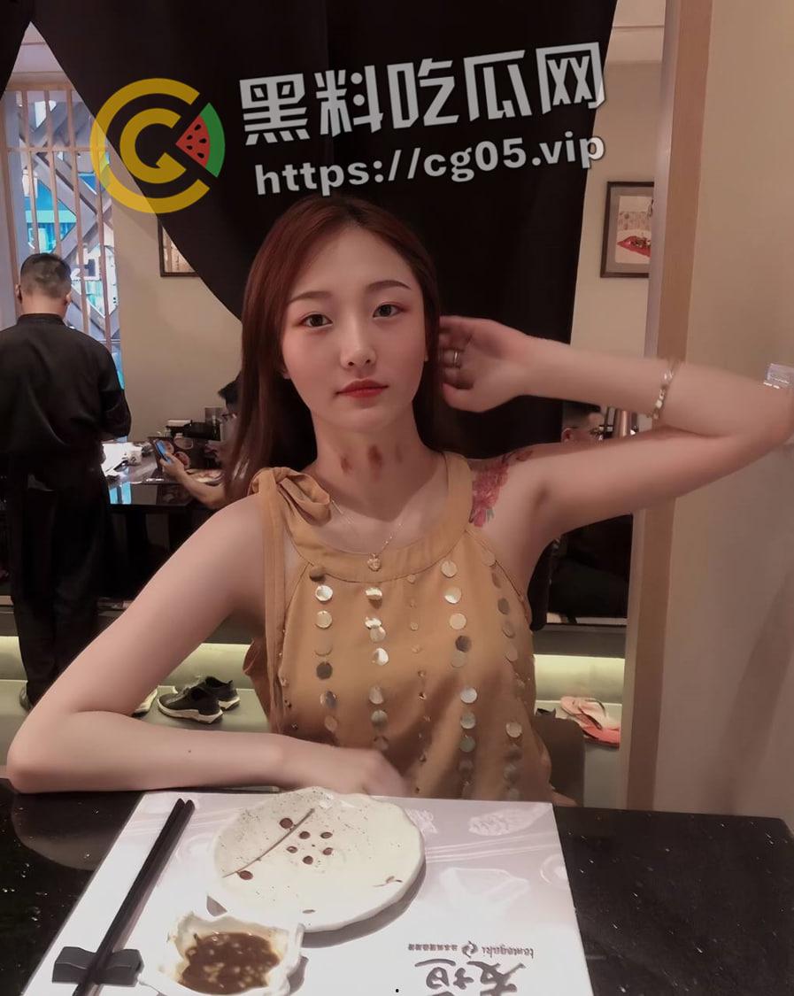 瓜友投稿！上海白领【刘悦】偷男人还上传到云相册被发现 时候还不承认 胸上的纹身都被舔变色了  第1张