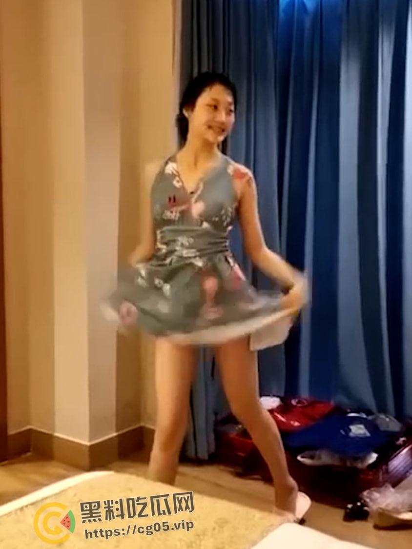 瓜友投稿！上海白领【刘悦】偷男人还上传到云相册被发现 时候还不承认 胸上的纹身都被舔变色了  第2张