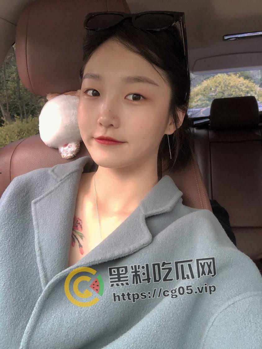 瓜友投稿！上海白领【刘悦】偷男人还上传到云相册被发现 时候还不承认 胸上的纹身都被舔变色了  第4张