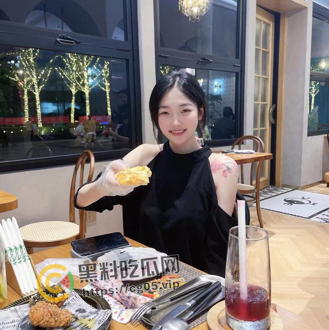 瓜友投稿！上海白领【刘悦】偷男人还上传到云相册被发现 时候还不承认 胸上的纹身都被舔变色了  第5张