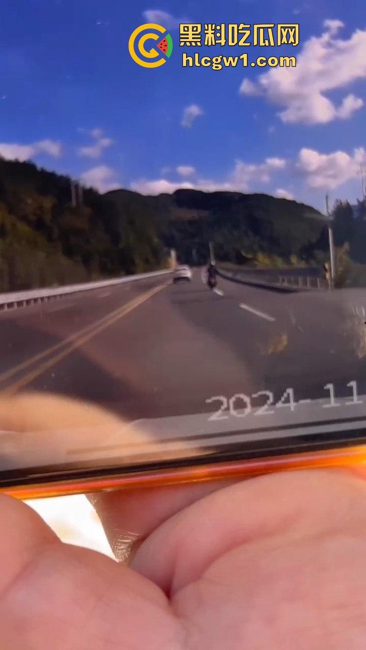 辽宁小车司机路怒找茬摩托骑手！以为没行车记录仪，直接上去撞，结果笑死了！  第3张