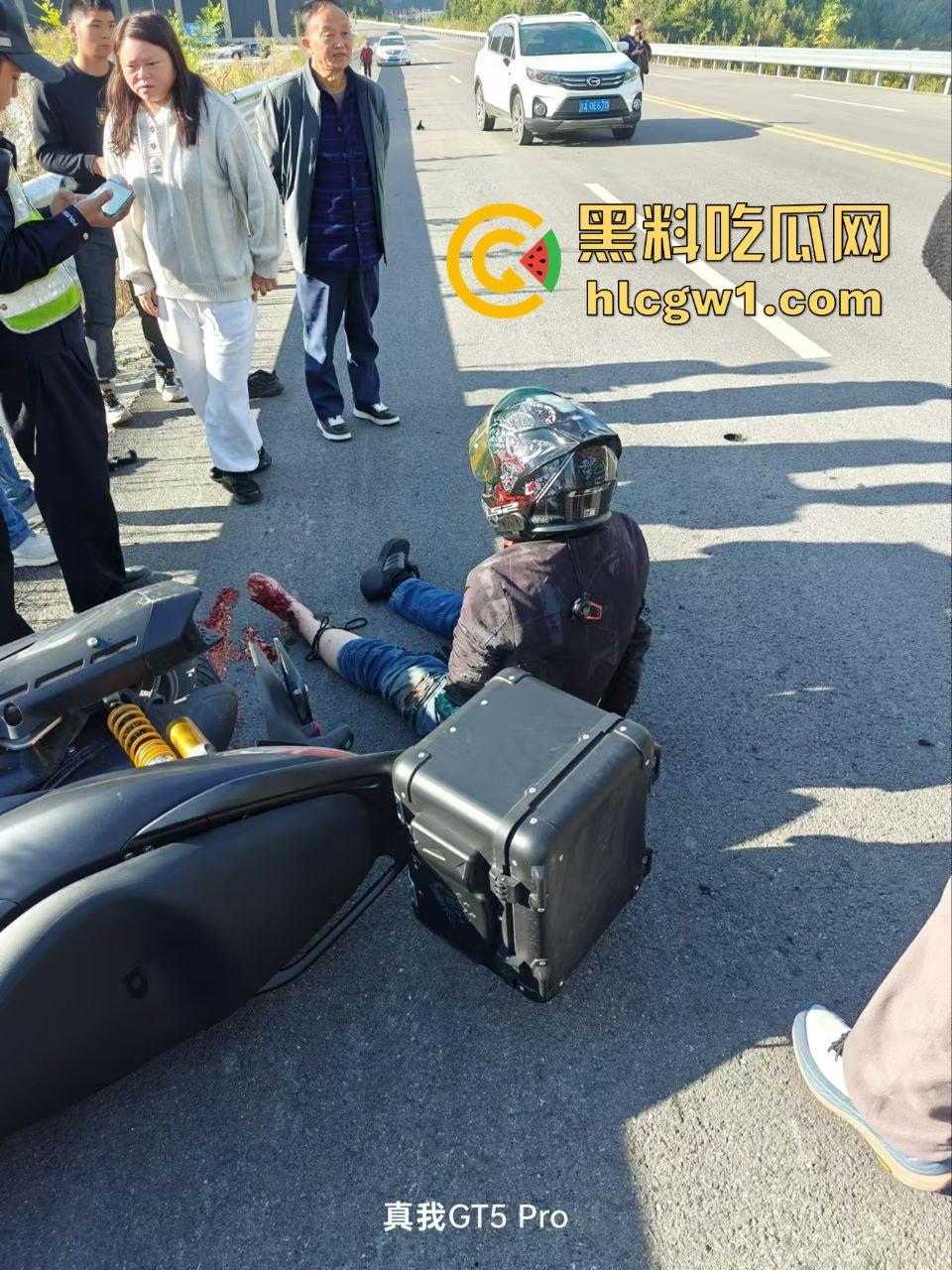 辽宁小车司机路怒找茬摩托骑手！以为没行车记录仪，直接上去撞，结果笑死了！  第12张