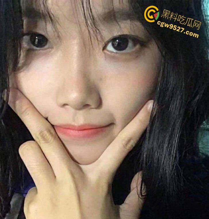 广州大学眼镜妹【吴萌】,被男友调教得乖巧听话,跪地口交后入爆操,眼镜妹玩反差都一套一套的! 第1张 广州大学眼镜妹【吴萌】,被男友调教得乖巧听话,跪地口交后入爆操,眼镜妹玩反差都一套一套的! 第1张