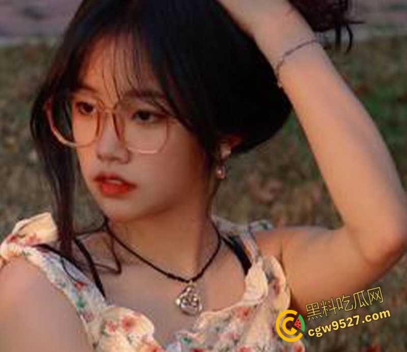 广州大学眼镜妹【吴萌】,被男友调教得乖巧听话,跪地口交后入爆操,眼镜妹玩反差都一套一套的! 第3张 广州大学眼镜妹【吴萌】,被男友调教得乖巧听话,跪地口交后入爆操,眼镜妹玩反差都一套一套的! 第3张