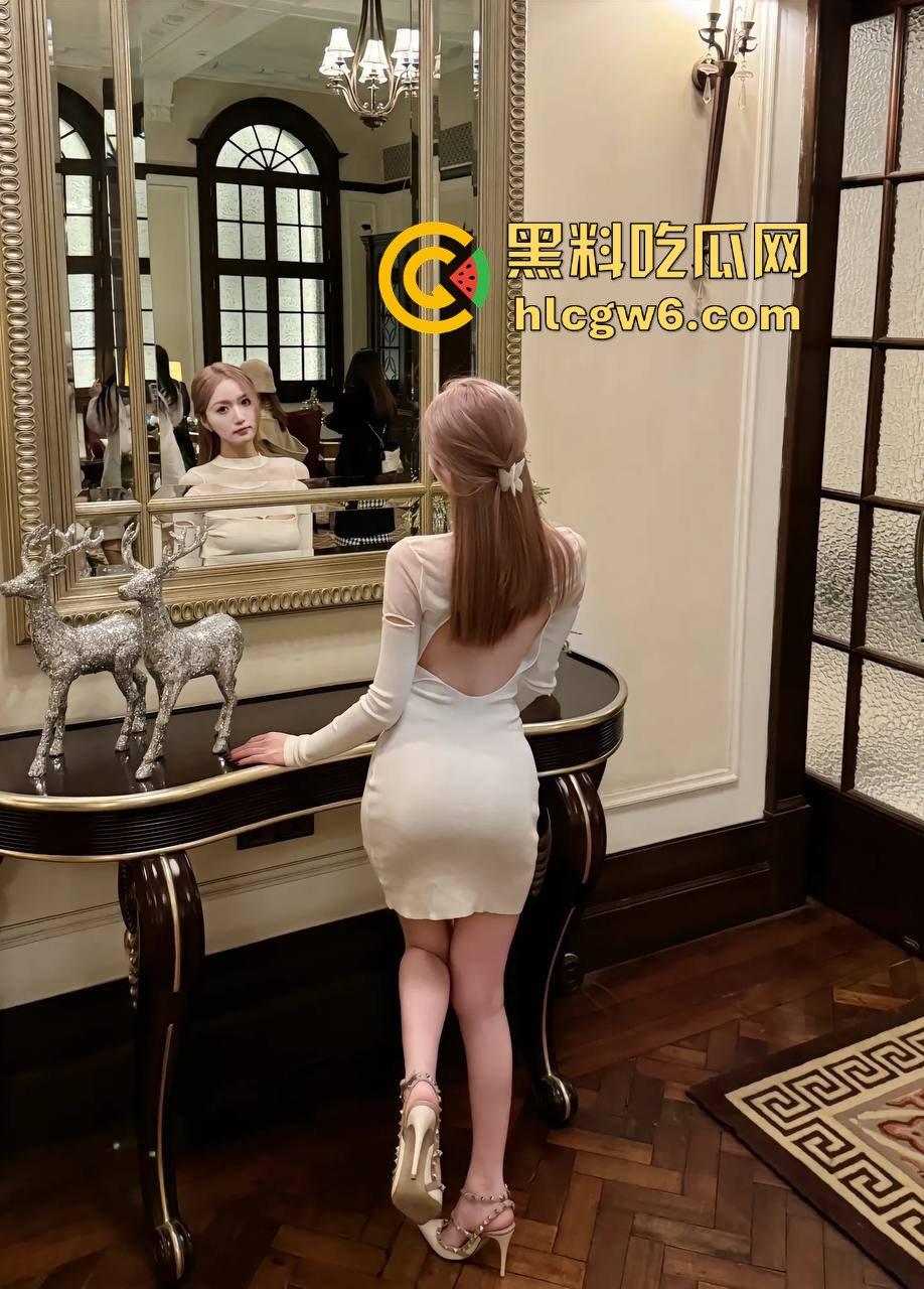 秦皇岛反差眼镜学妹【楚婉清】雅照疯传，摘下眼镜直接解开封印，狗链栓脖满地爬，宿舍窗帘前大玩自慰！  第9张