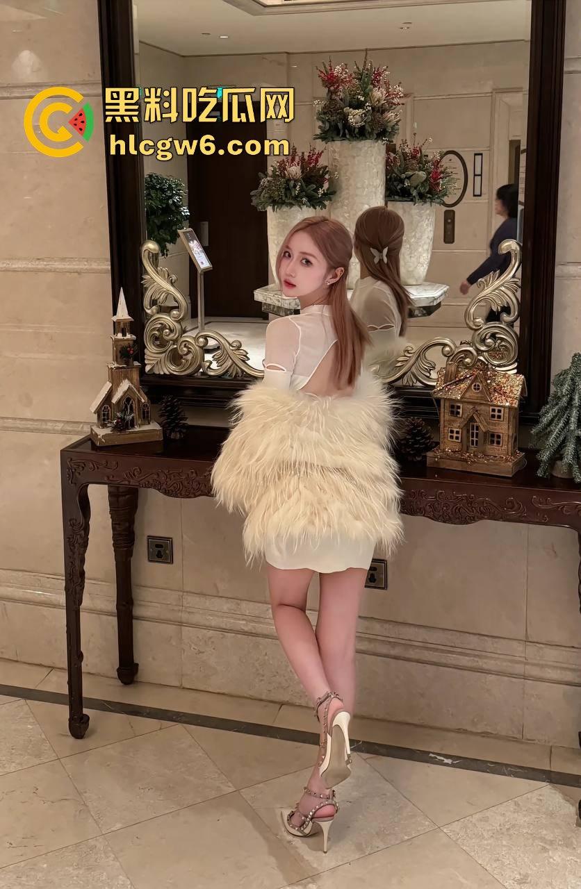 秦皇岛反差眼镜学妹【楚婉清】雅照疯传，摘下眼镜直接解开封印，狗链栓脖满地爬，宿舍窗帘前大玩自慰！  第10张