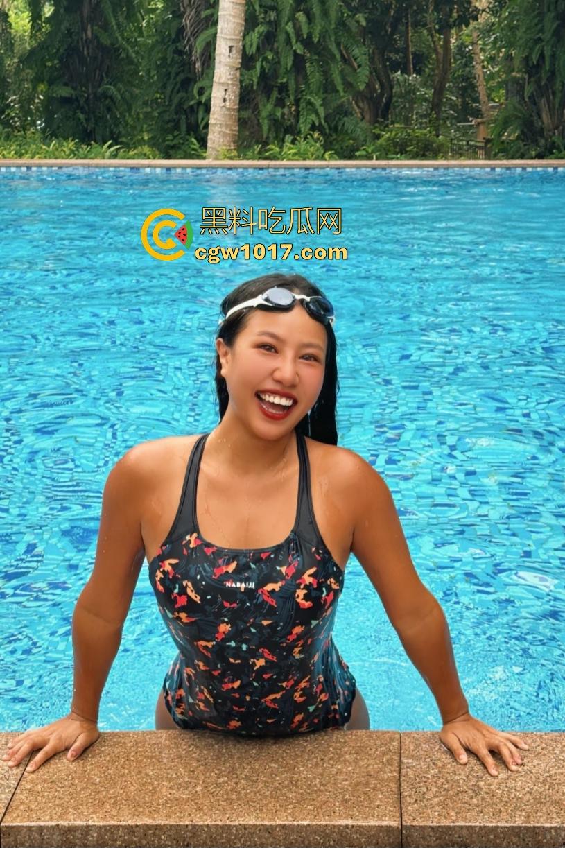 江边惊现白臀美女裸泳!脱衣屁股白到发光一堆人围观,老哥手机放大狂拍奶头隐约可见,我想知道这什么牌子的手机! 第1张 江边惊现白臀美女裸泳!脱衣屁股白到发光一堆人围观,老哥手机放大狂拍奶头隐约可见,我想知道这什么牌子的手机! 第1张