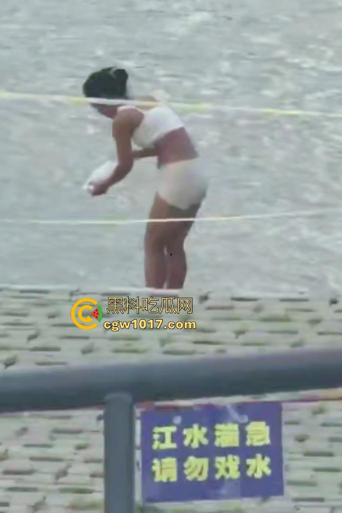 江边惊现白臀美女裸泳!脱衣屁股白到发光一堆人围观,老哥手机放大狂拍奶头隐约可见,我想知道这什么牌子的手机! 第3张 江边惊现白臀美女裸泳!脱衣屁股白到发光一堆人围观,老哥手机放大狂拍奶头隐约可见,我想知道这什么牌子的手机! 第3张