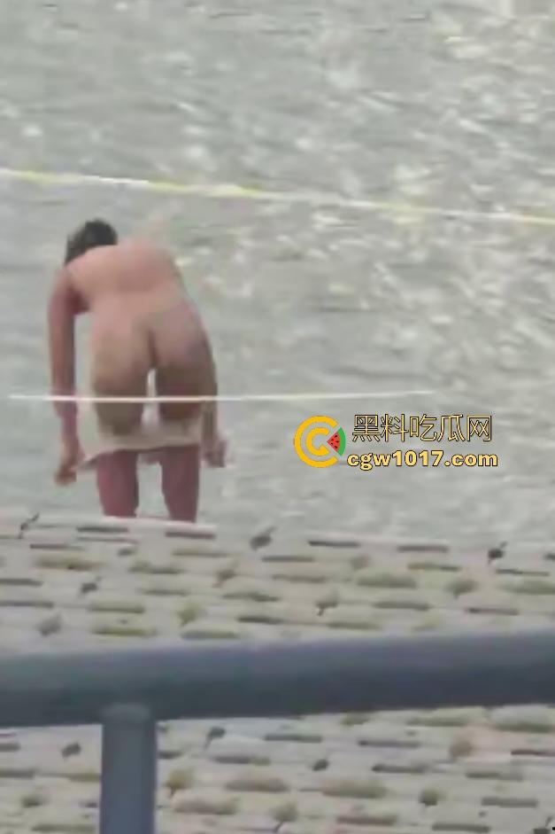 江边惊现白臀美女裸泳!脱衣屁股白到发光一堆人围观,老哥手机放大狂拍奶头隐约可见,我想知道这什么牌子的手机! 第4张 江边惊现白臀美女裸泳!脱衣屁股白到发光一堆人围观,老哥手机放大狂拍奶头隐约可见,我想知道这什么牌子的手机! 第4张