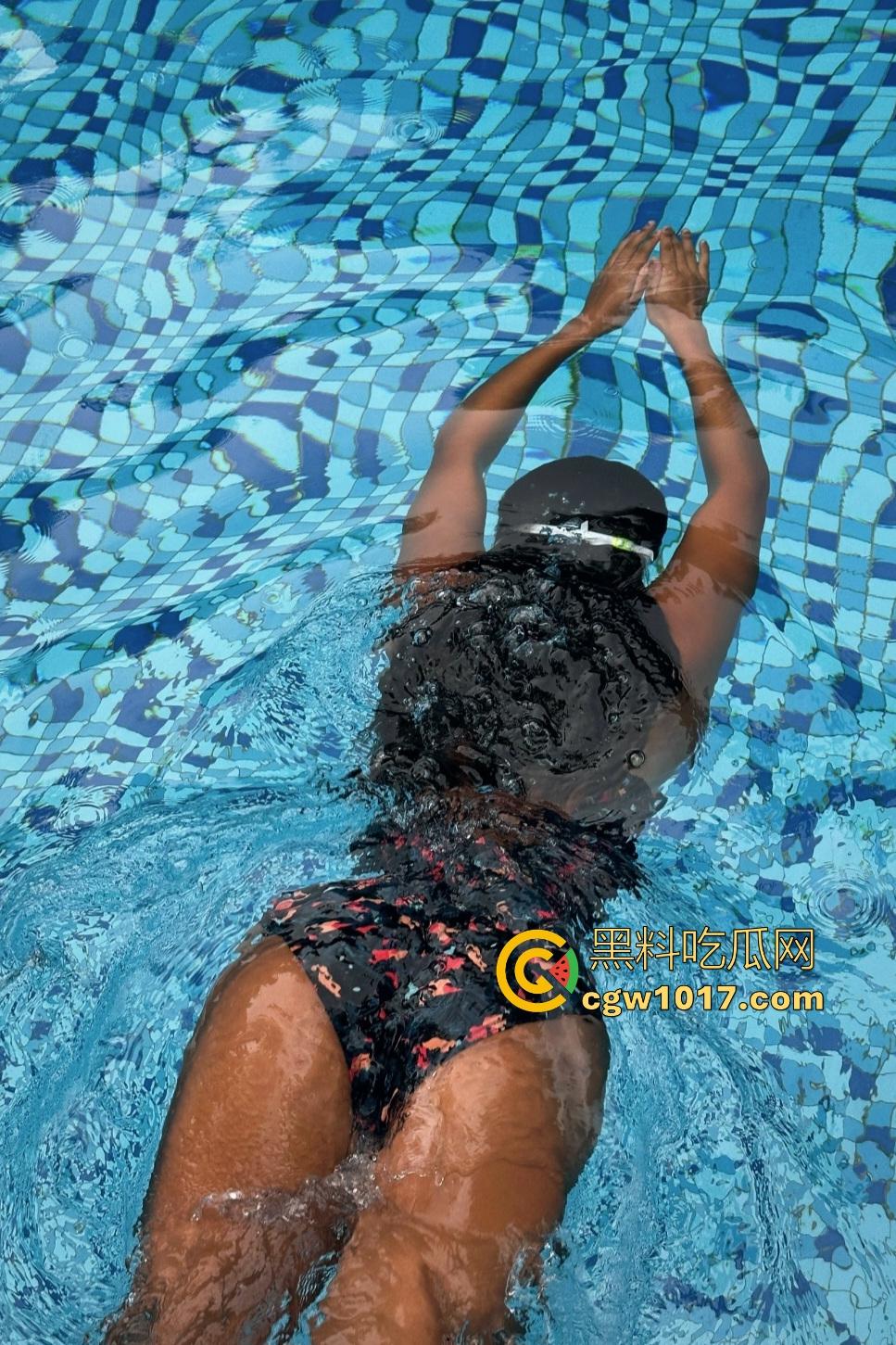 江边惊现白臀美女裸泳!脱衣屁股白到发光一堆人围观,老哥手机放大狂拍奶头隐约可见,我想知道这什么牌子的手机! 第6张 江边惊现白臀美女裸泳!脱衣屁股白到发光一堆人围观,老哥手机放大狂拍奶头隐约可见,我想知道这什么牌子的手机! 第6张