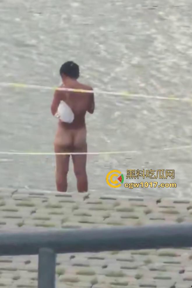 江边惊现白臀美女裸泳!脱衣屁股白到发光一堆人围观,老哥手机放大狂拍奶头隐约可见,我想知道这什么牌子的手机! 第7张 江边惊现白臀美女裸泳!脱衣屁股白到发光一堆人围观,老哥手机放大狂拍奶头隐约可见,我想知道这什么牌子的手机! 第7张