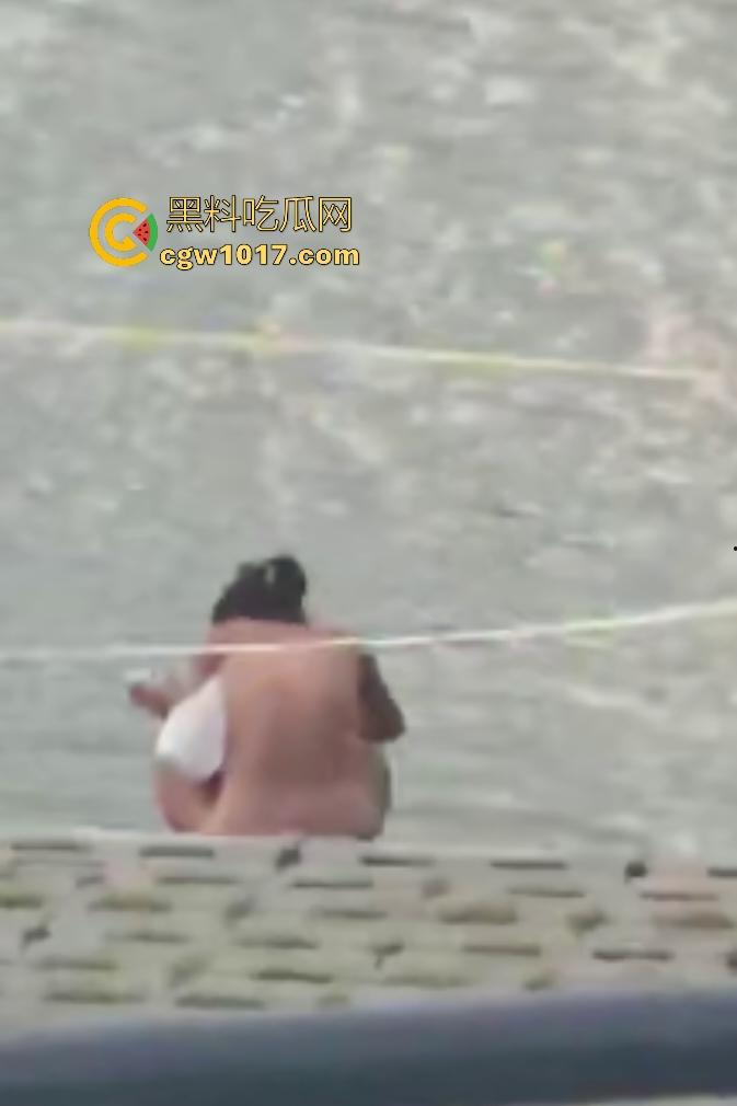 江边惊现白臀美女裸泳!脱衣屁股白到发光一堆人围观,老哥手机放大狂拍奶头隐约可见,我想知道这什么牌子的手机! 第8张 江边惊现白臀美女裸泳!脱衣屁股白到发光一堆人围观,老哥手机放大狂拍奶头隐约可见,我想知道这什么牌子的手机! 第8张