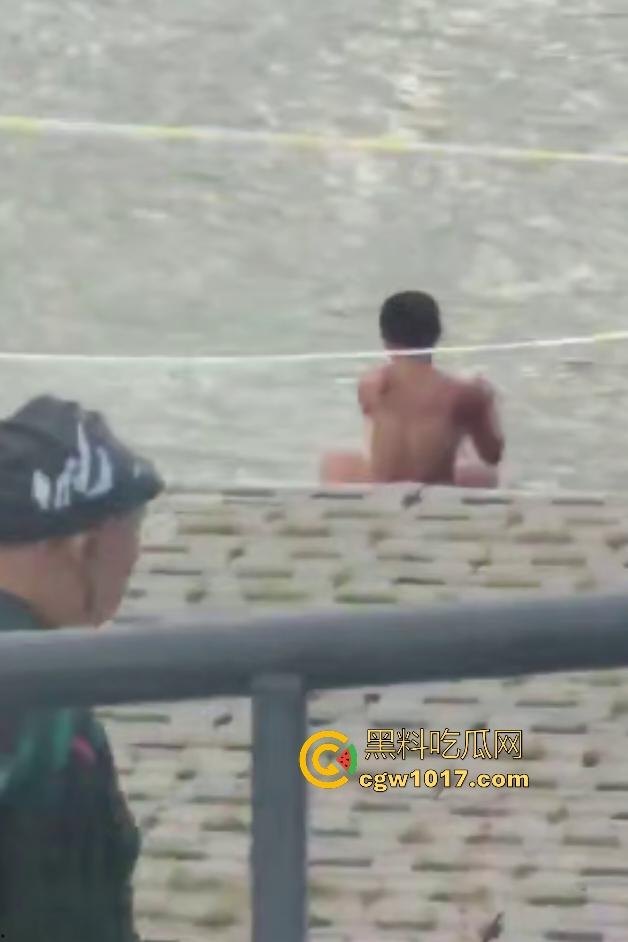 江边惊现白臀美女裸泳!脱衣屁股白到发光一堆人围观,老哥手机放大狂拍奶头隐约可见,我想知道这什么牌子的手机! 第9张 江边惊现白臀美女裸泳!脱衣屁股白到发光一堆人围观,老哥手机放大狂拍奶头隐约可见,我想知道这什么牌子的手机! 第9张