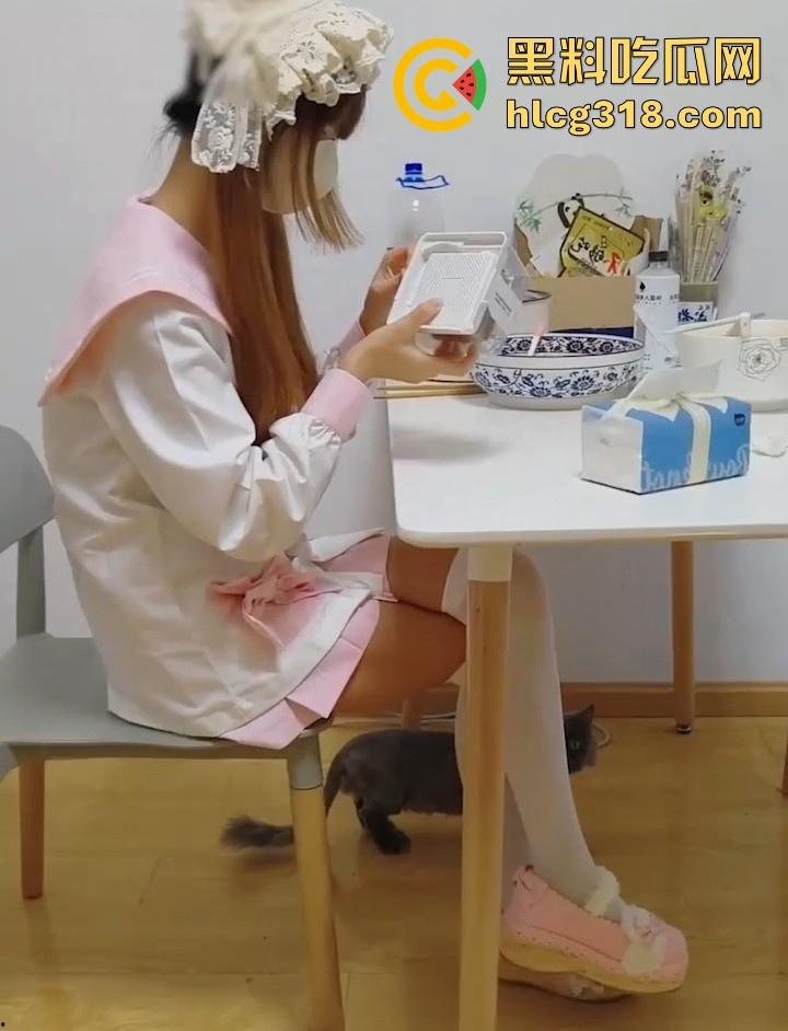 洛丽塔表妹不穿内裤在厨房做菜，做完来勾引我，没忍住就强行骑乘我了，直到高潮才停止。  第2张