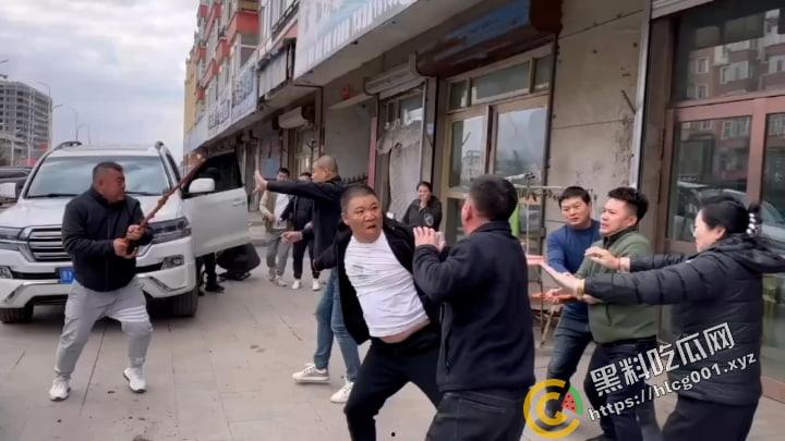 黑龙江 省绥化市发生街头群殴事件，具体原因不明，与蹲着地上工作的修车师傅很淡定是同件事哦  第1张