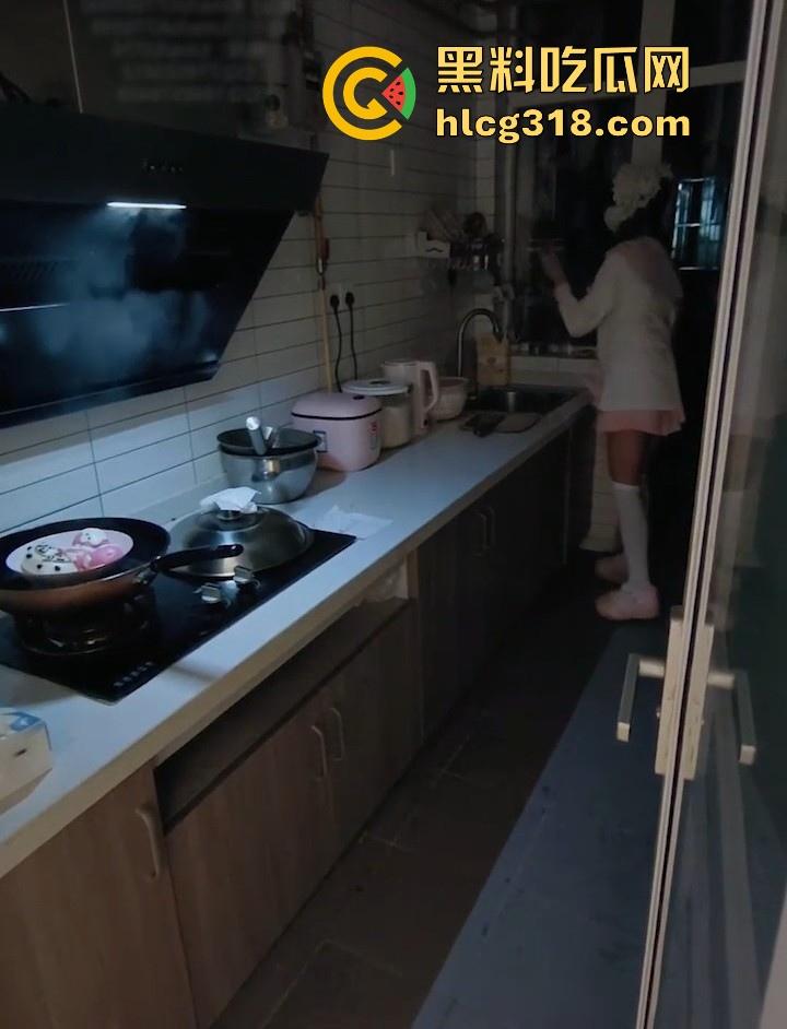 洛丽塔表妹不穿内裤在厨房做菜，做完来勾引我，没忍住就强行骑乘我了，直到高潮才停止。  第3张