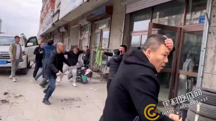 黑龙江 省绥化市发生街头群殴事件，具体原因不明，与蹲着地上工作的修车师傅很淡定是同件事哦  第2张