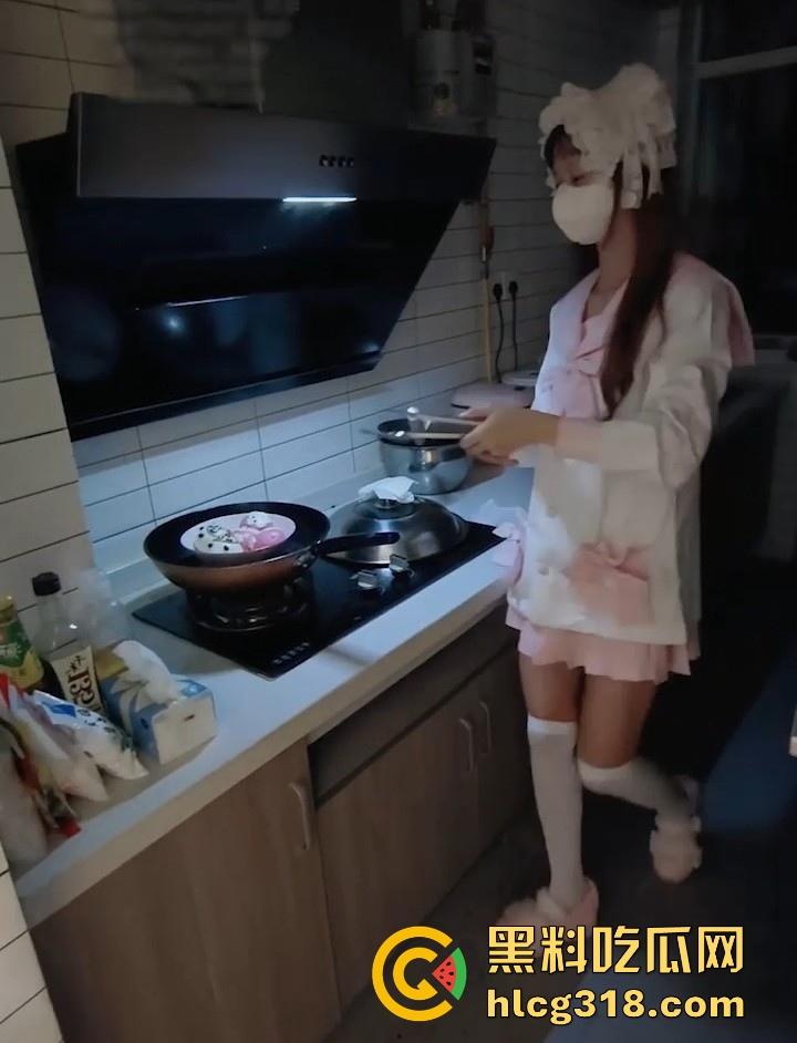 洛丽塔表妹不穿内裤在厨房做菜，做完来勾引我，没忍住就强行骑乘我了，直到高潮才停止。  第4张