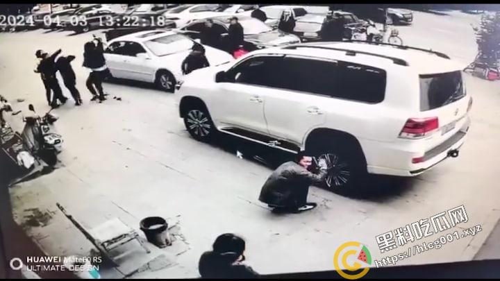黑龙江 省绥化市发生街头群殴事件，具体原因不明，与蹲着地上工作的修车师傅很淡定是同件事哦  第3张