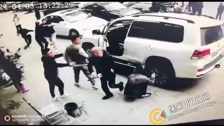 黑龙江 省绥化市发生街头群殴事件，具体原因不明，与蹲着地上工作的修车师傅很淡定是同件事哦  第4张